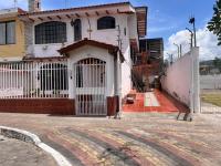 HABITACION MODERNA CON PARQUEO y WIFI - B&B Ambato