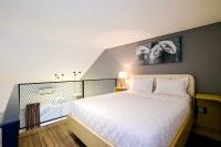 Central Downtown Contemporary Light-filled Duplex - B&B Ciudad Ho Chi Minh
