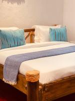 Habitación con cama extragrande.