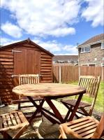 Tranquil Turquoise - 3 Bed House With Parking - B&B Easthampstead