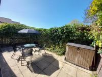 2 beds, AC, fully enclosed patio, private parking - B&B Poole