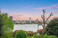Riverside 2BR | Thames View Near Canary Wharf - B&B London