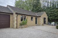Large 2-Bedroom Bungalow near Airedale Hospital, Keighley, Convenient Location with Parking - Chambres d'hôtes Steeton