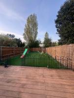 Luxury Outstanding Bungalow- House - Chambres d'hôtes Dagenham