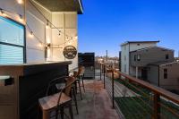 Balcony Bar, Grill & Firepit with a View and Sleeps 16 Only 8 to Broadway - Chambres d'hôtes Nashville