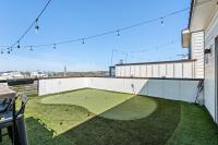 Downtown Views with Rooftop Golf Grill and Firepit Only 8min to Broadway - B&B Nashville