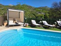 Villa Ivona with swimming pool and jacuzzi - B&B Ošlje