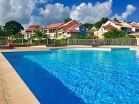 LES VAGUES DE NEA - Sur la plage ! Vue mer et montagnes, Piscine, 5 chambres, citerne d'eau, 3 étoiles! - Ferienwohnung Le Gosier