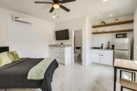 Pool & Beach Access: Modern SPI Studio Near Bars! - B&B South Padre Island