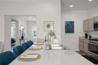 Luxe 3BR With Golf Cart, Long & Short Stays, Walk to Eastport - Chambres d'hôtes Sumterville