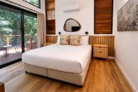 Habitación con cama extragrande y balcón