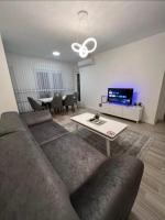 The Platinum Center Stay - 2BR - Free Parking Garage - B&B Prishtina