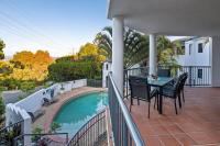 Golden Hour Noosa Walk to Main Beach & Hastings St - Bed and Breakfast Noosa Heads