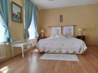 Zimmer mit Kingsize-Bett und Gartenblick. 