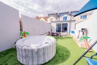 Luxury Family Stag Do Hen Do 6BR 3Bath With Hot Tub and Open Plan Living - Chambres d'hôtes Cardiff