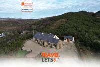 5 Bedroom House By Travel Lets Holiday Homes Donegal With Sweeping Lake & Hill Views - Chambres d'hôtes Carrigart