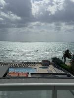 Direct ocean view condo with private balcony pool beach access Wi-Fi and amazing sunrise views Perfect for a relaxing vacation by the ocean - B&B Sunny Isles Beach