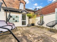 Spacious Stoke Townhouse 3BR Near Hospital & M6 with Parking - Bed and Breakfast Stoke-on-Trent
