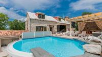 Villa Kameni Cvijet with Jacuzzi, Sauna, Tennis court - Chambres d'hôtes Gudelji