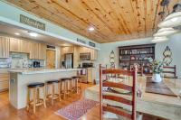 Luxe Helen Gem w/Hot Tub + Pool Access - B&B Helen