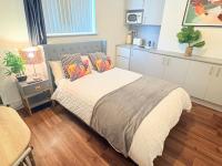 Stylish Studio 3,ensuite,Kitchennete,Special deals,Parking,Contractors,NHS,Relocators,Families - Chambres d'hôtes West Bromwich