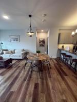 New The Carlyle 208 4BR Beachside Condo in Grand Bend - Chambres d'hôtes Grand Bend