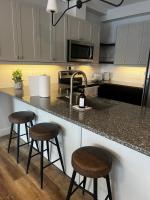 New The Carlyle 208 4BR Beachside Condo in Grand Bend - Chambres d'hôtes Grand Bend
