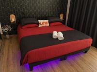 Love Room - Balnéo 4 places - King Size - Jardin privatif - Tarif dégressif plus de 1 nuit - Bed and Breakfast Aubagne