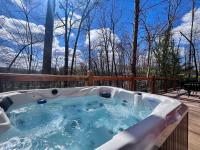 Dwight's Cabin- RRG - Hot Tub - Views -PMRP Climbing Area - B&B Beattyville