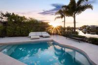 Luxurious impeccably styled waterfront Noosa home - B&B Neusa Vale