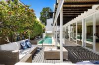 Sophisticated coastal sanctum with panoramic views - B&B Noosa Heads