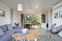 Modern apartment on exclusive Dunkirk Estate - B&B Sheffield Beach