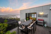 The Glover Glasshouse - 3 Bedroom - Sweeping Views - B&B Suntop