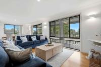 Berry Beach House by Book Jervis Bay - Spacious Dual Living Retreat in Vincentia 3 Mins Walk to the Beach - B&B Vincentia