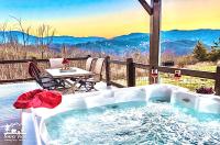 Modern Mountain Luxury-6 Bed 5 Bath Cabin AMAZING LOCATION & PRIVACY! -4 Miles to Gatlinburg-7 to Dollywood-Hot Tub-Fireplace-King Suits-Theater-Grill-Free Parking for 10 Vehicles-Fire Pit-Stocked Kitchen-Game Room - B&B Sevierville