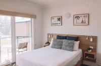 Habitación con cama grande y vistas al parque