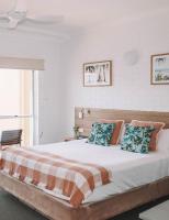 Habitación con cama grande y vistas al mar