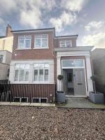 Full 1 bedroom and sitting room basement flat, 1 kingsize bed - B&B London