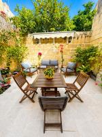 Dahlia Apartment Private Garden Escape Stylish Townhouse in Paola - B&B Paola