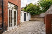 Character Cottage with Private Parking in Central Leeds, Near LGI - Bed and Breakfast Leeds