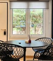 The locals Vouliagmeni square apartment - Ferienwohnung Athen