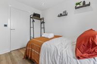 MODERN & STYLISH Bedford Apartment, SLEEPS 5, 2 FREE PARKING, QUIET LOCATION, 2 BED 2 BATH, 4 Separate Beds & Near M1 - Chambres d'hôtes Bedford
