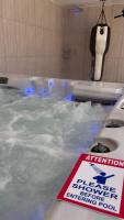 Private Double Bed, Bathroom, Hydro Pool - Part private shared home - Bed and Breakfast Bickershaw
