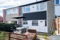 Spacious 3 Bedroom House in Ashton-under-Lyne by Eason Stays with Free Parking and Courtyard View - Chambres d'hôtes Stalybridge