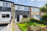 Spacious 3 Bedroom House in Ashton-under-Lyne by Eason Stays with Free Parking and Courtyard View - Chambres d'hôtes Stalybridge