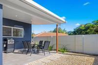 Stylish Coffs Central Retreat, Near Beach, Sleep 6 - Chambres d'hôtes Coffs Harbour