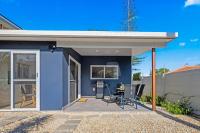 Stylish Coffs Central Retreat, Near Beach, Sleep 6 - Chambres d'hôtes Coffs Harbour