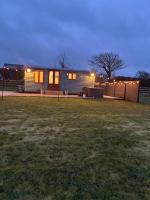 Ty Beti at Gorlan yr Efail Shepherds Hut with Private Hot Tub - Ferienwohnung Holyhead
