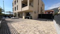Moonlight Luxury Apartment with Private Pool and Parking - B&B Kutleše