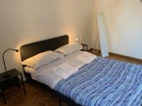 Zimmer mit Queensize-Bett und Gemeinschaftsbad